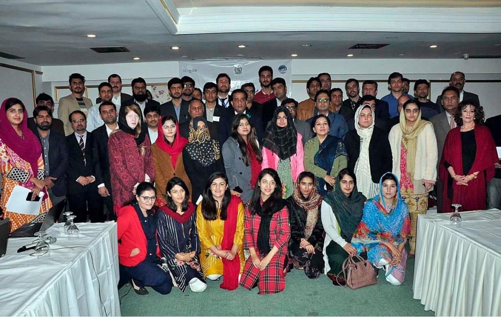 Malik Amin Aslam, Adviser to the Prime Minister of Pakistan for Climate Change, with the participants 