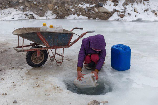 collects water from an Ice Hole